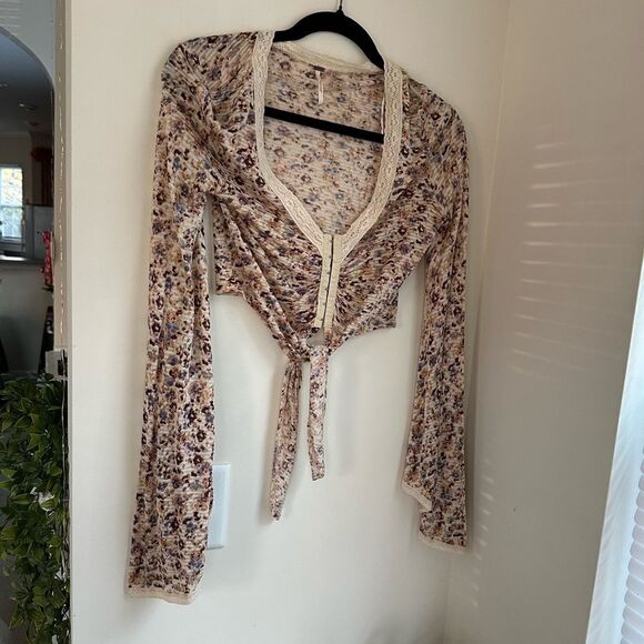 Free People cream and floral clasp front top w tie in front and bell sleeves - Picture 4 of 12